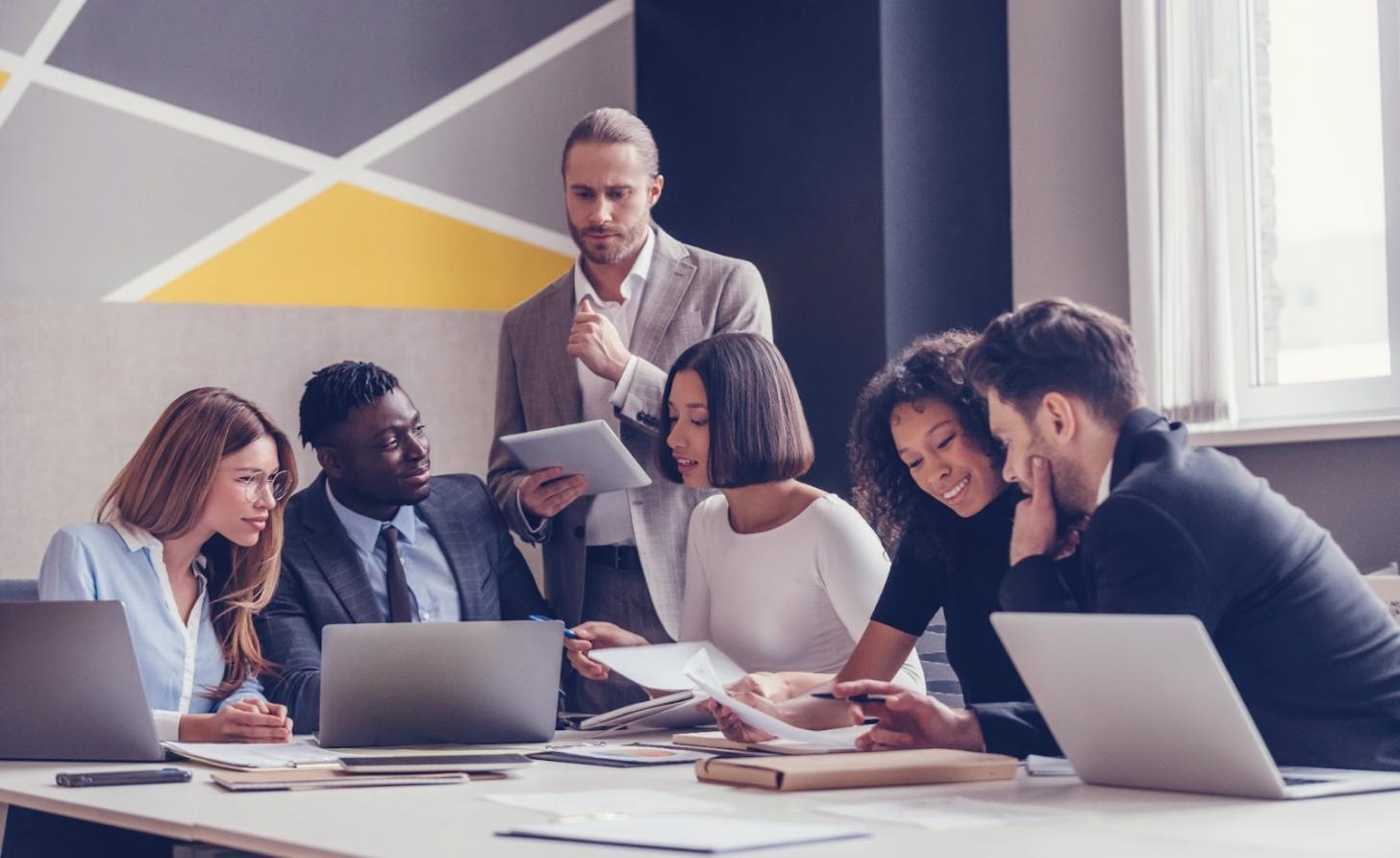 Современное рабочее пространство с учебными материалами по техническому SEO